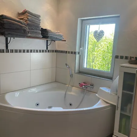 Ferienhaus Gluckswerkstatt Zentrale Lage, Mit 3 Schlafzimmern Garage Und Garten בית נופש